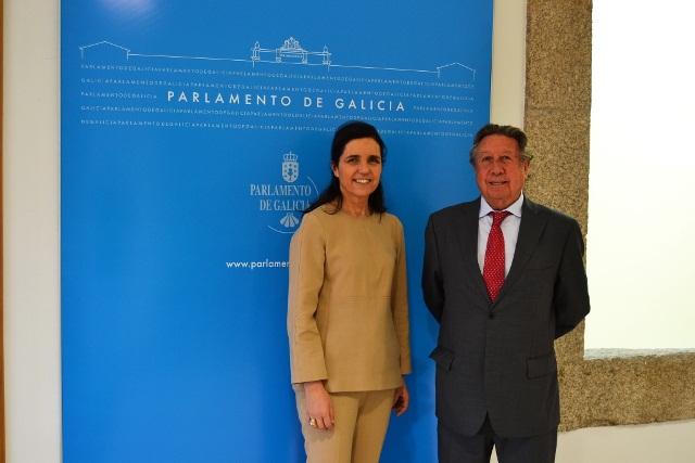 Foto da noticia:Pilar Rojo agradece a dedicación e profesionalidade do interventor xeral do Parlamento, que se xubila logo de 46 anos de servizo público